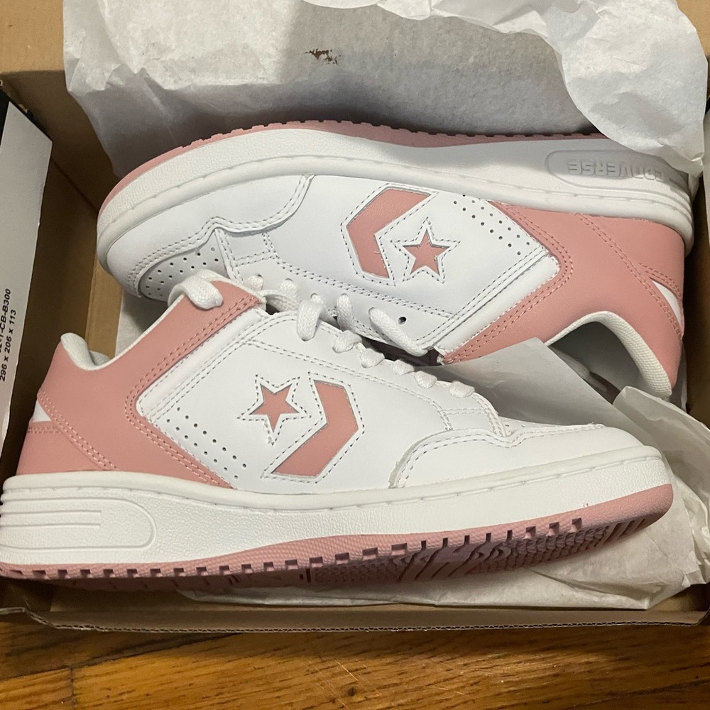 Converse Weapon OX in White/Static Pink, Women’s Size 8
